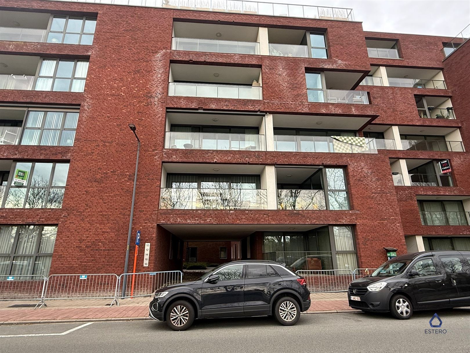 Te huur: staanplaats in afgesloten residentie – Gent  foto {{pictureIndex}}