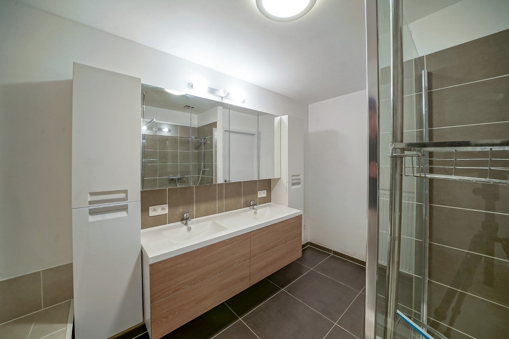 Recente en energiezuinige woning met 4 slaapkamers, ruime garage en tuin foto 14