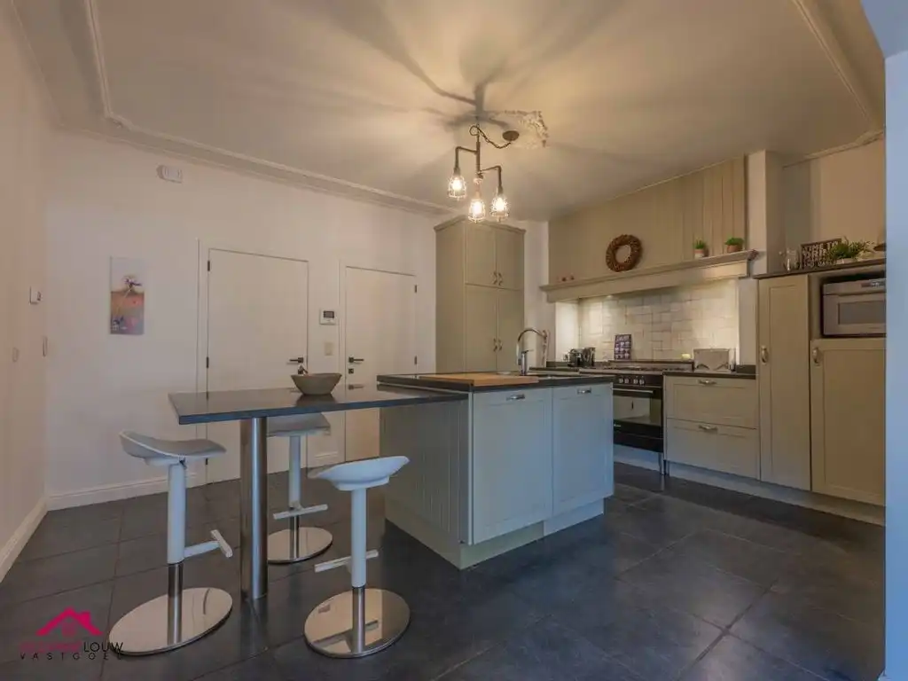 Instapklare woning met handelsruimte in gesloten bebouwing foto 18