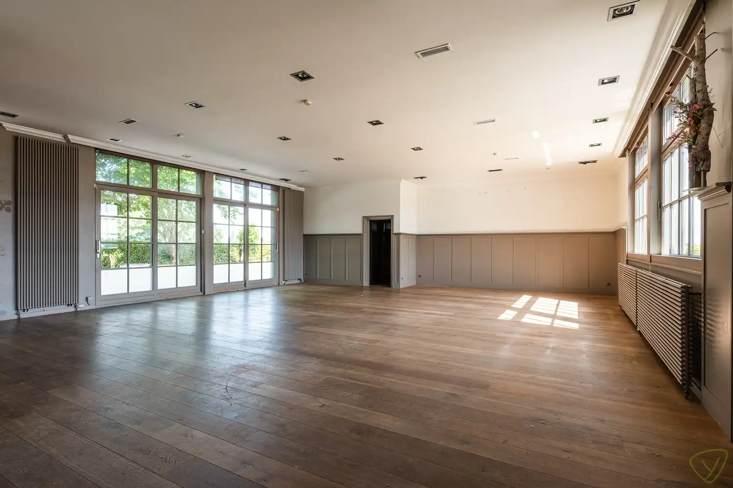 Veelzijdig handelspand met woonst op toplocatie in Lembeke foto 4