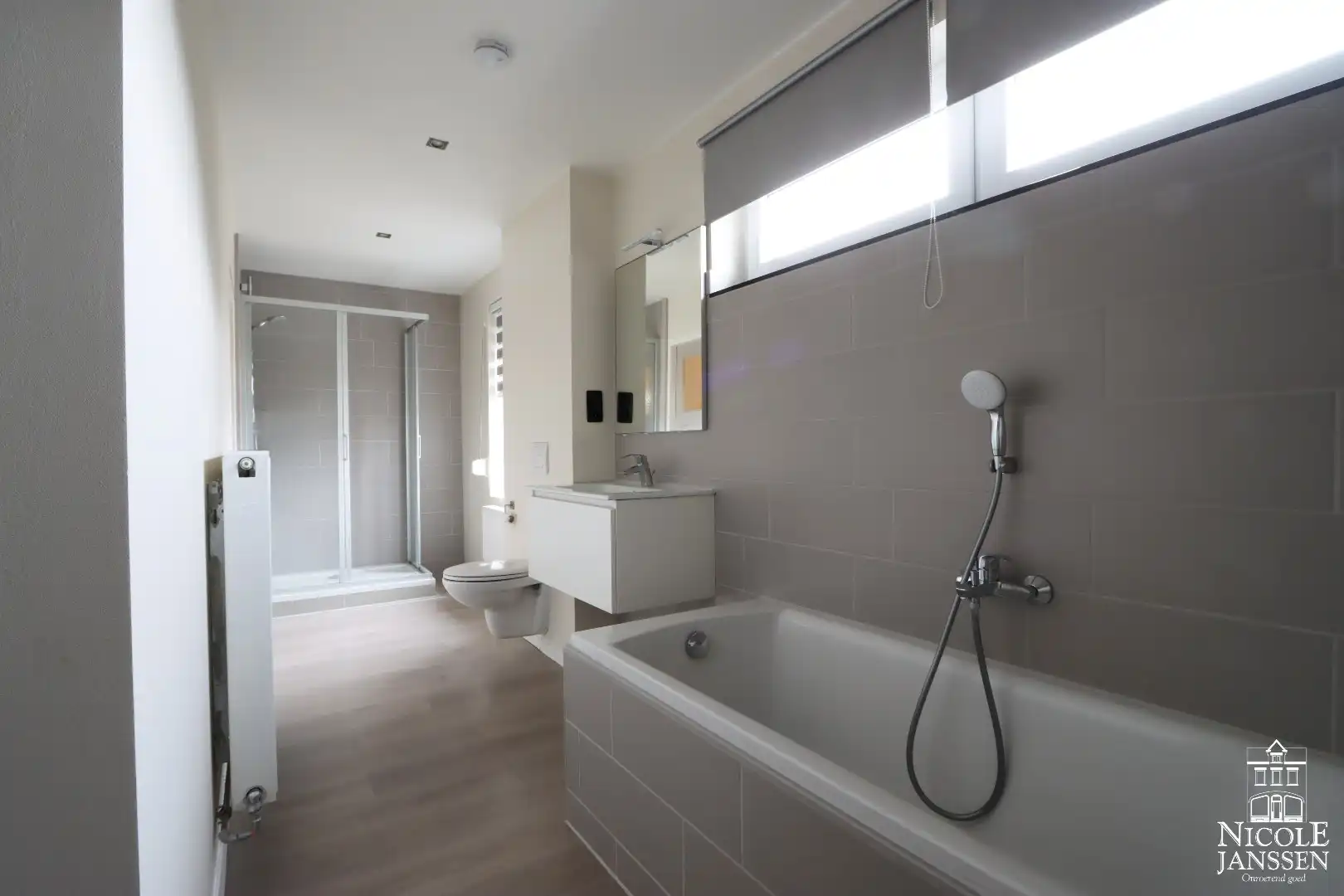 Compleet gerenoveerde ruime stadswoning met gezellige binnenkoer foto 14