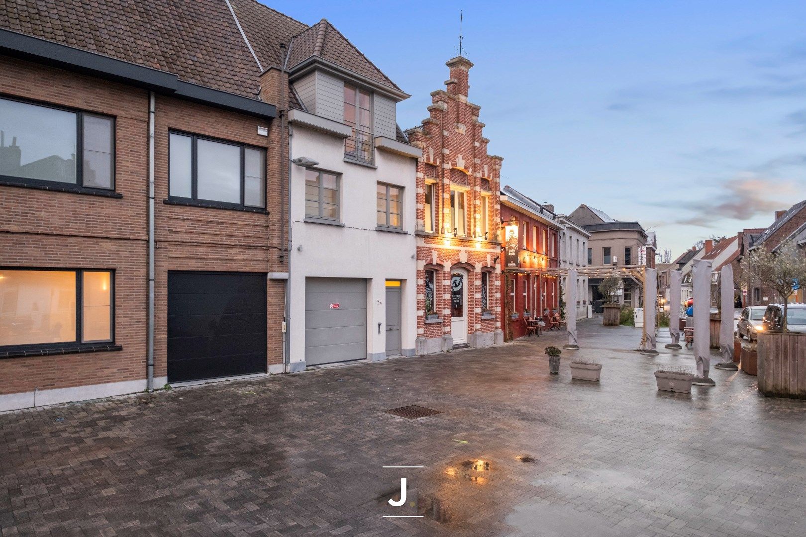 Charmante instapklare burgerwoning op de markt van Heule: een perfecte starterswoning of investering! foto 2