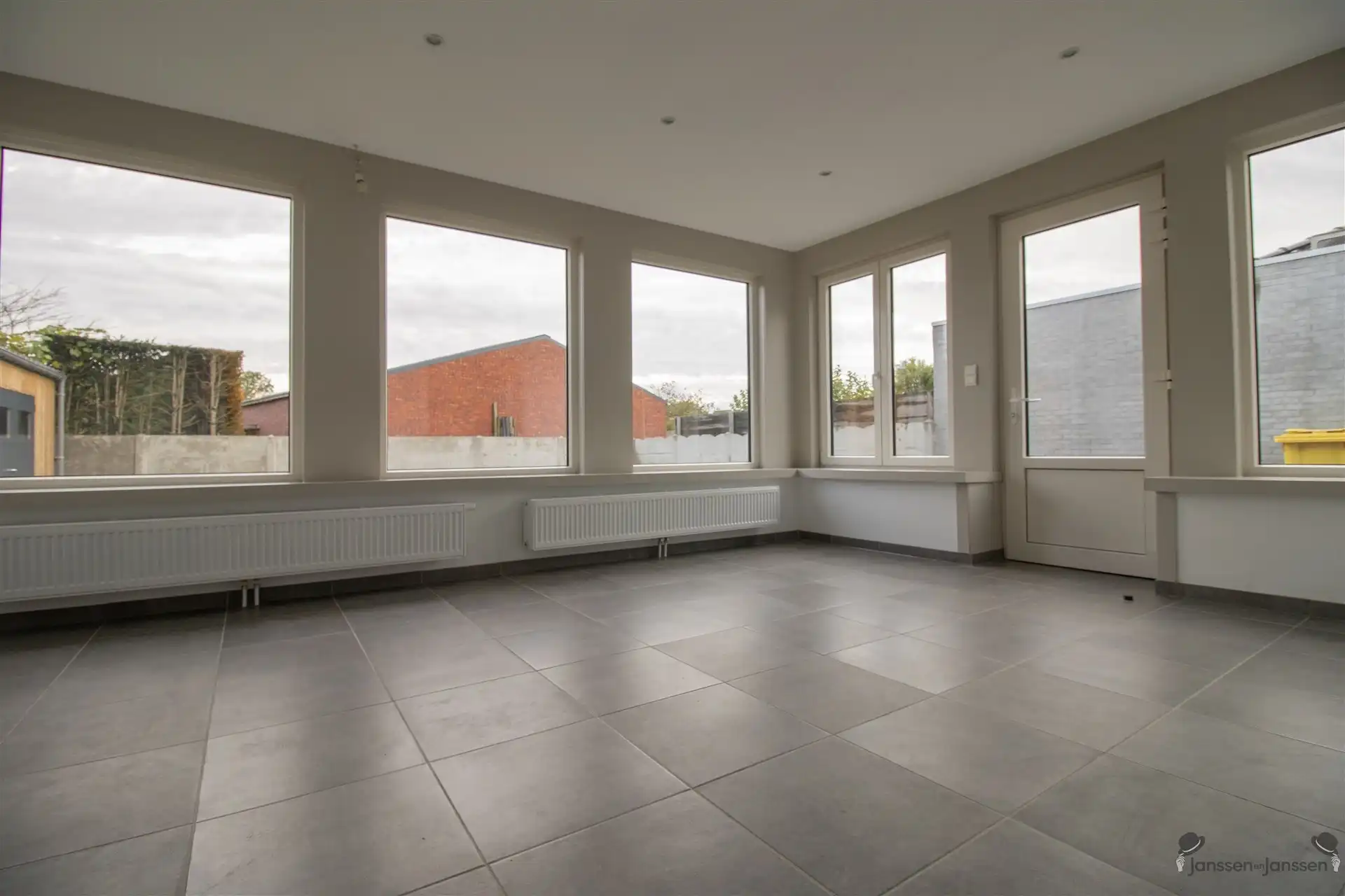 Ruime gerenoveerde gelijkvloerswoning op 544 m² met min. 3 slaapkamers en extra functionele ruimtes foto 5