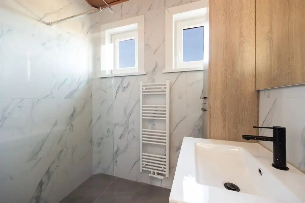 Bel-étage woning met oprit en  ruime tuin foto 8