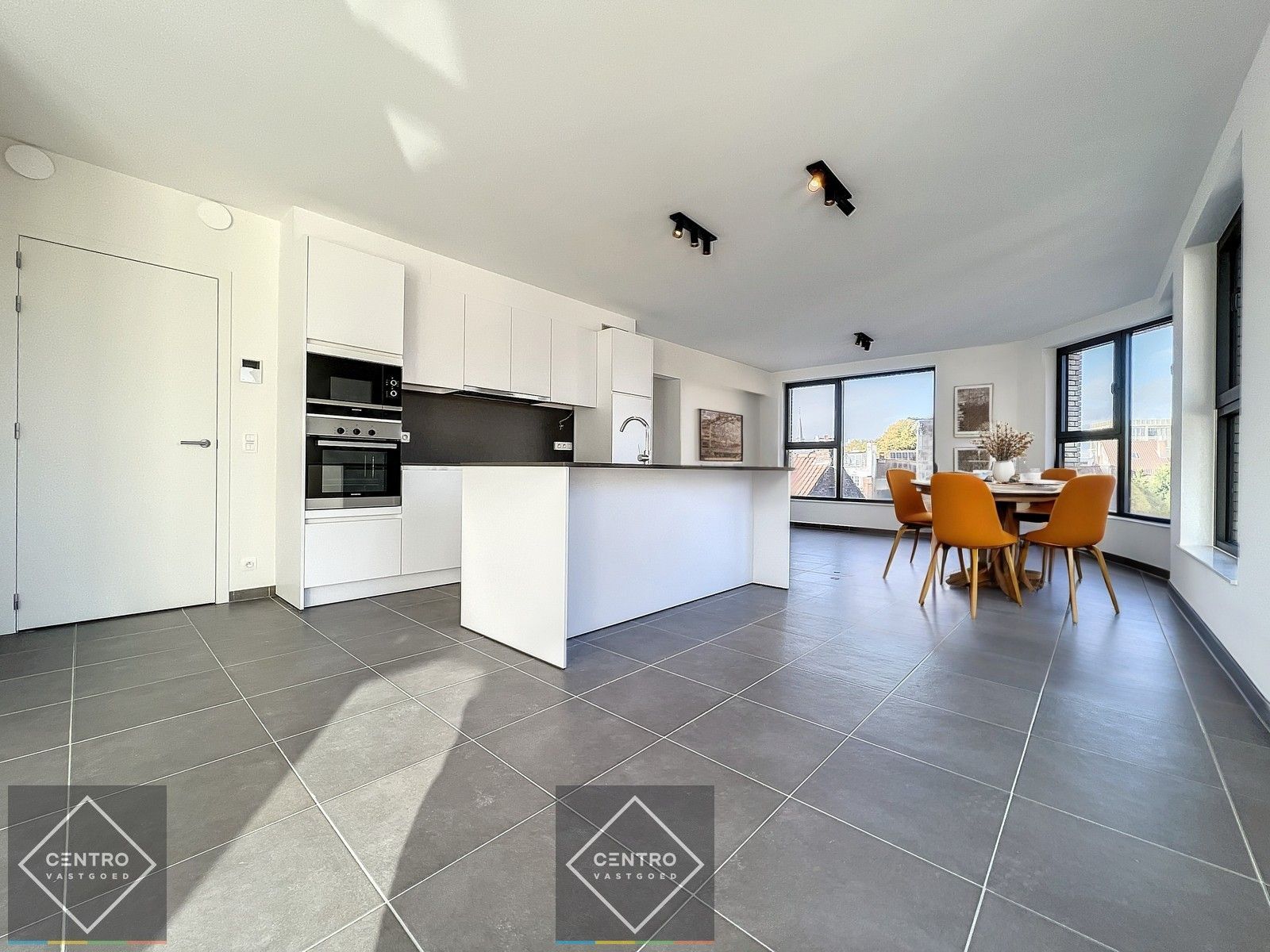 Prachtig geschilderd NB-appartement met RUIM zonneterras (26m²) aan het BEGIJNHOF,  pal in het CENTRUM van Kortrijk ! Aankoop aan 6% BTW mogelijk! foto 2