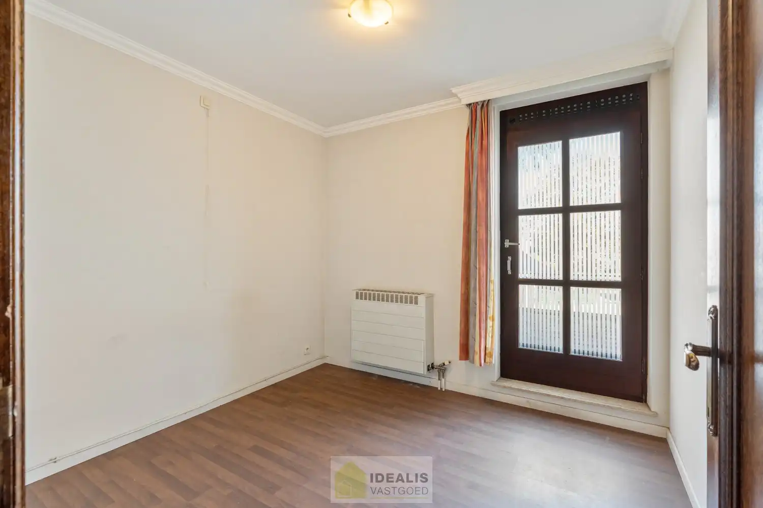 IDEALIS VASTGOED – RUIM APPARTEMENT MET TERRAS VAN CA.35M² EN PRIVATIEVE GARAGE IN HARTJE LOMMEL! Dit ruime appartement met een netto bewoonbare oppervlakte van ca.101m² bevindt zich op de 1e verdieping. Het appartement is vlot bereikbaar via de trappenzaal. Een naar eigen smaak op te frissen, goed ingedeeld en lichtrijk appartement met 2 slaapkamers, ruim terras en privatieve garage met sectionale poort! Zeker het bezoeken waard!! foto 13