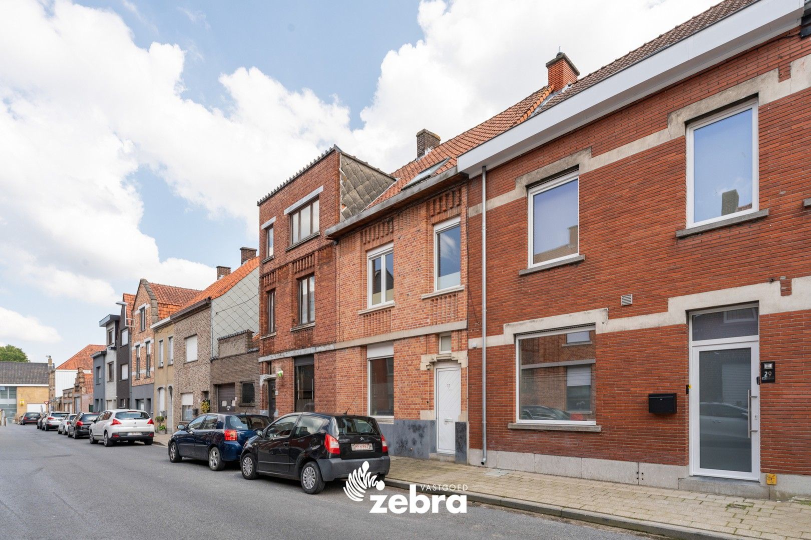 Gesloten bebouwing met zonneterras en tuin, vlakbij centrum Roeselare! foto 1