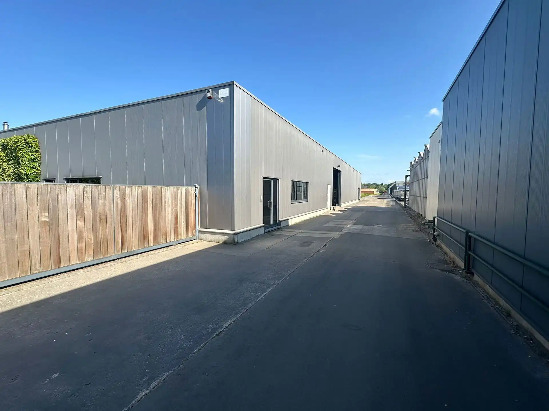 Te Huur Magazijn te Boechout  foto {{pictureIndex}}