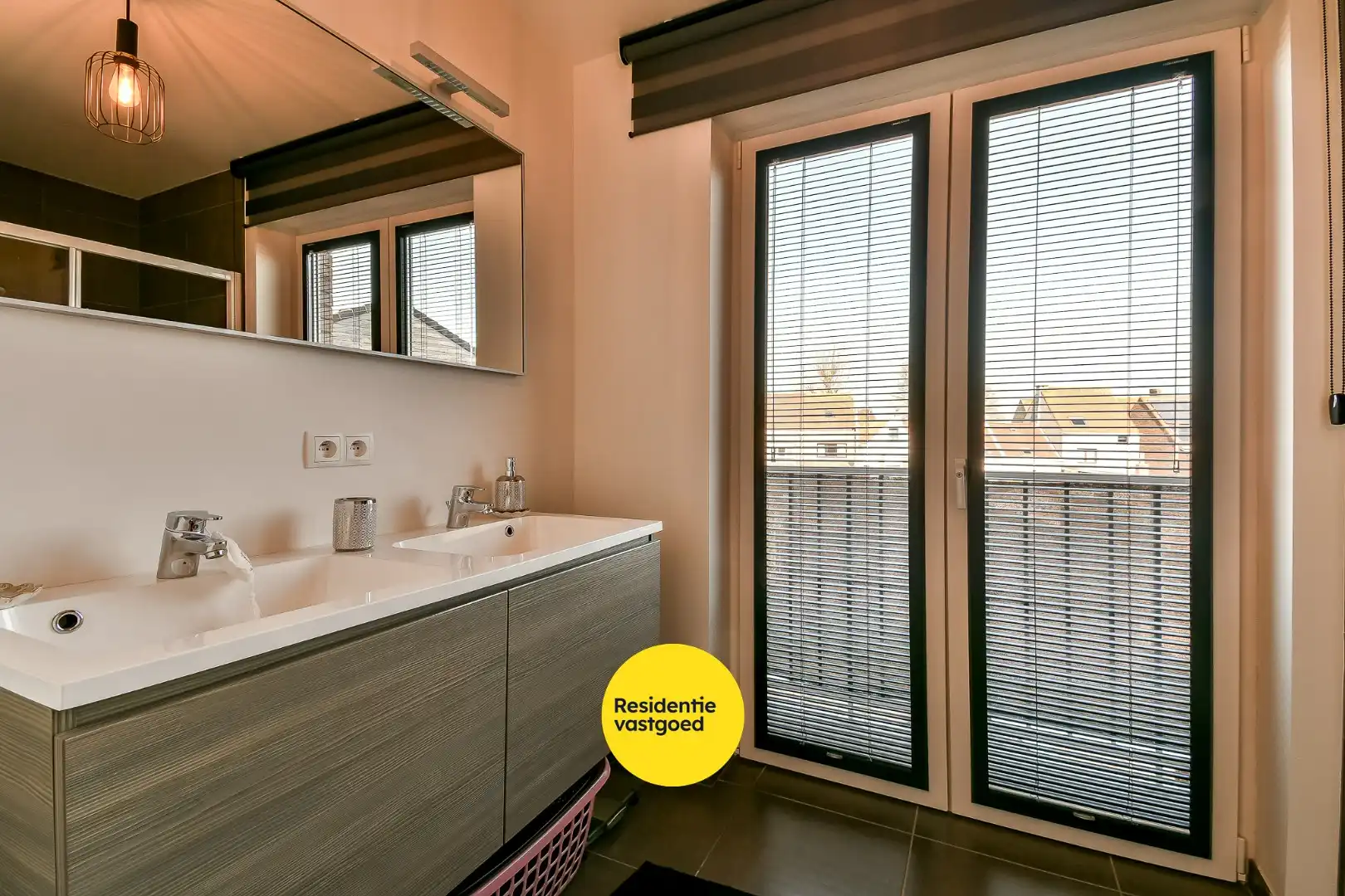 Modern 1-slaapkamerappartement met garage in hartje Oudenburg foto 9