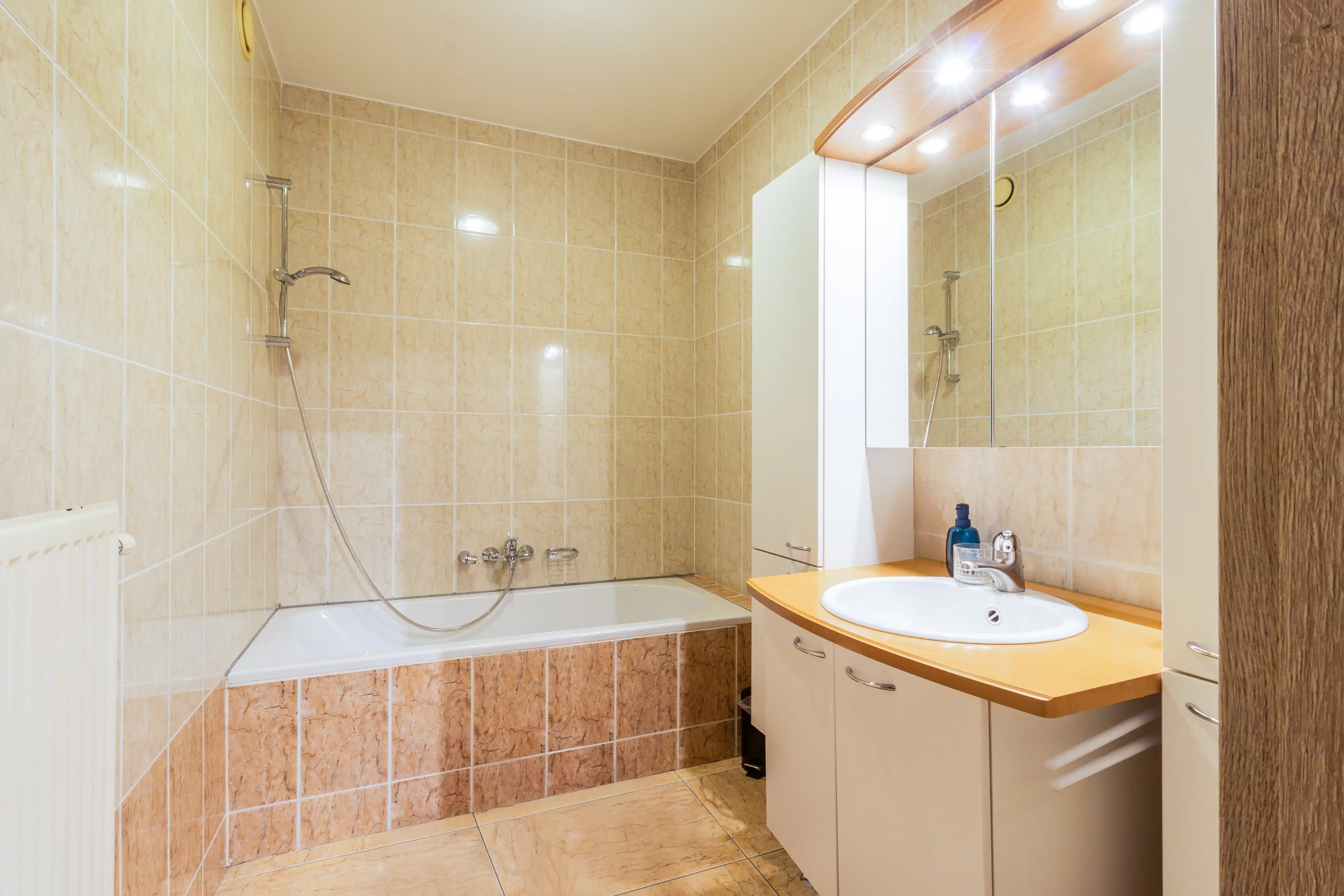 Gelijkvloers appartement met grote tuin en garage foto 17