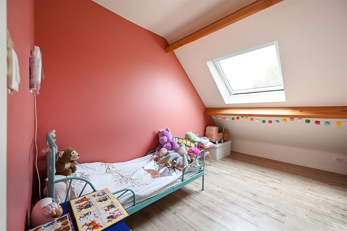 Geheel gerenoveerde gezinswoning met ruime garage foto 25