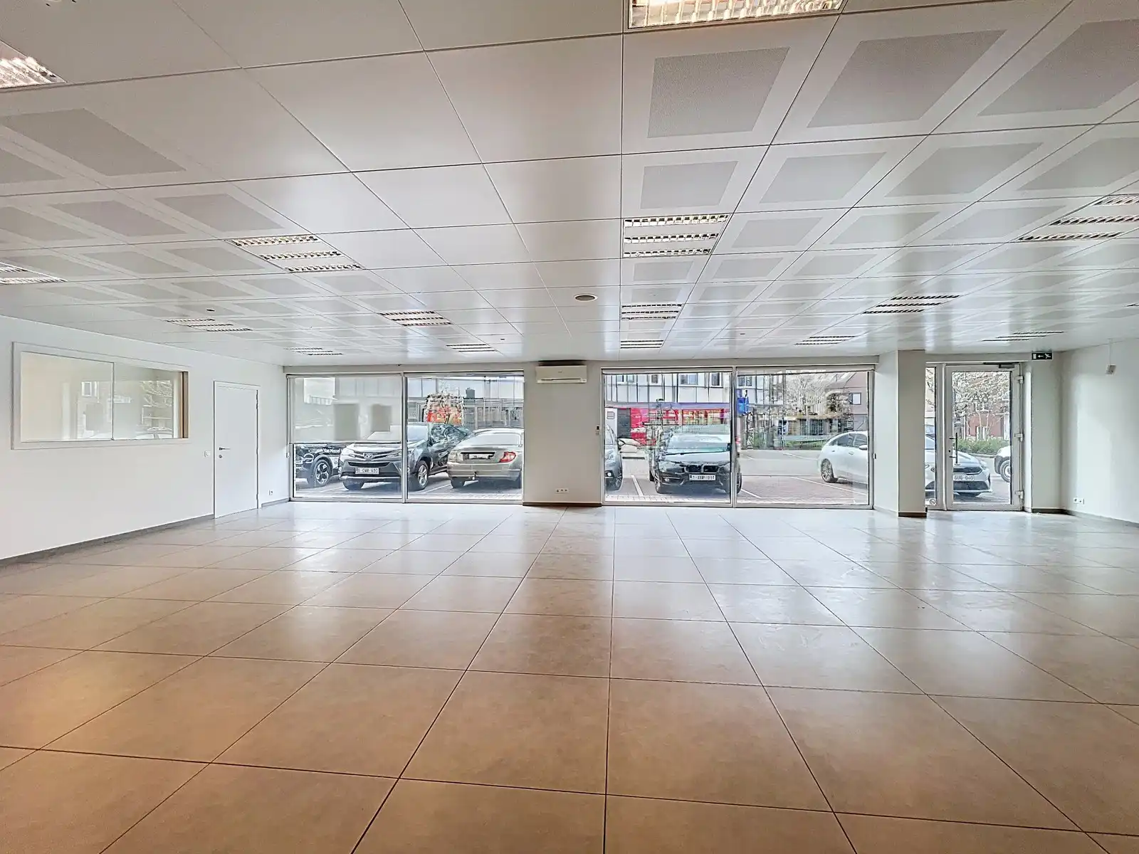 Volledig instapklare LICHTRIJKE commerciële ruimte ± 185m²  (kantoor, diensten, vrije beroepen,...) in het CENTRUM! foto 2