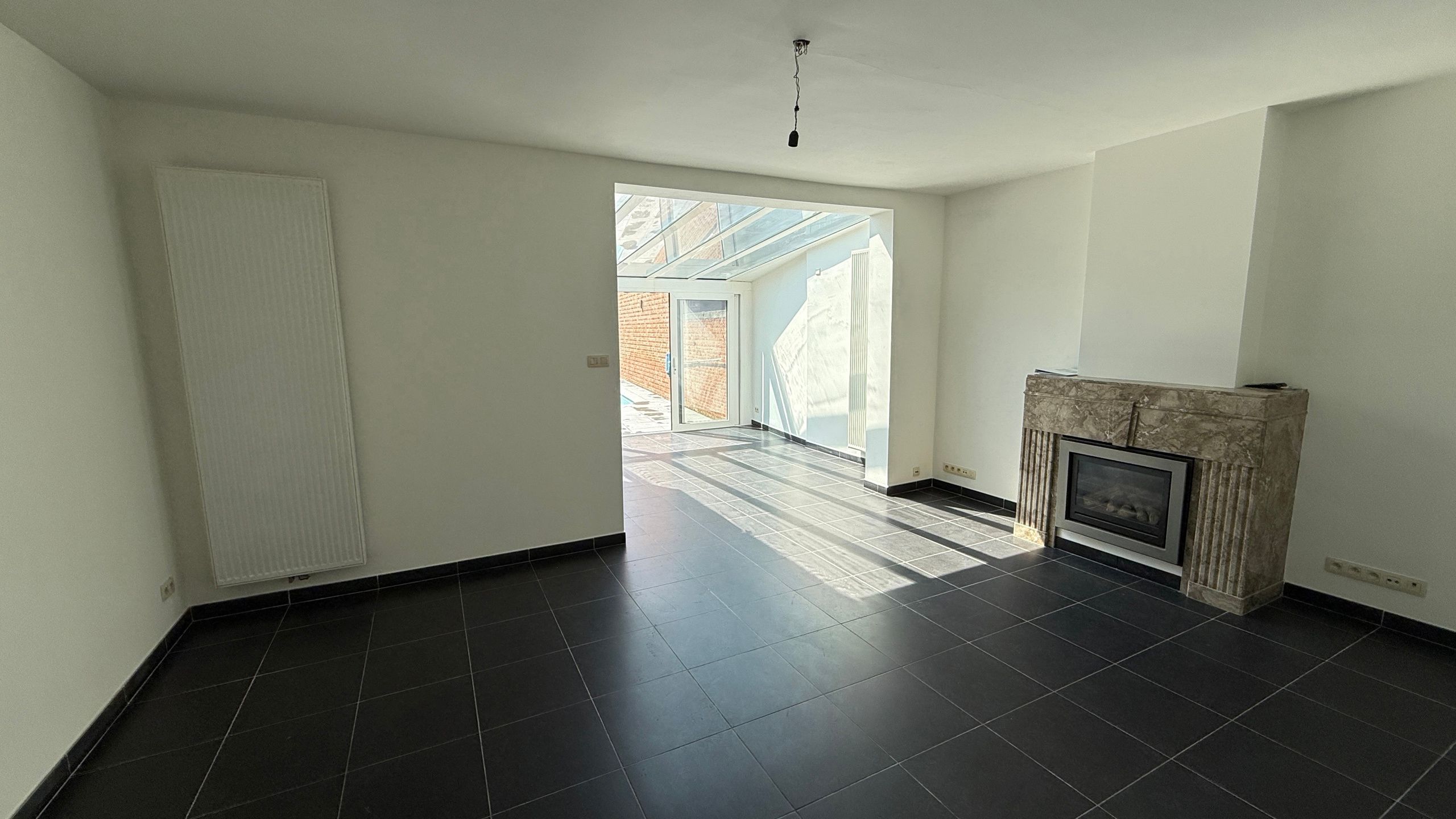 Gedeeltelijk gerenoveerde rijwoning op toplocatie foto 4
