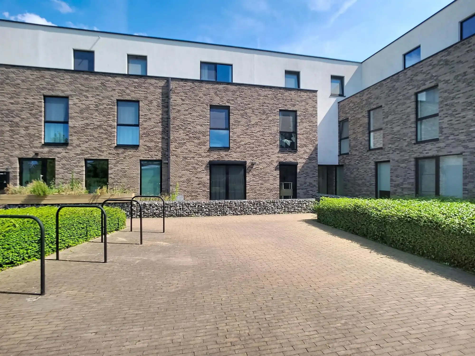 Gelijkvloers appartement met twee slaapkamers foto {{pictureIndex}}