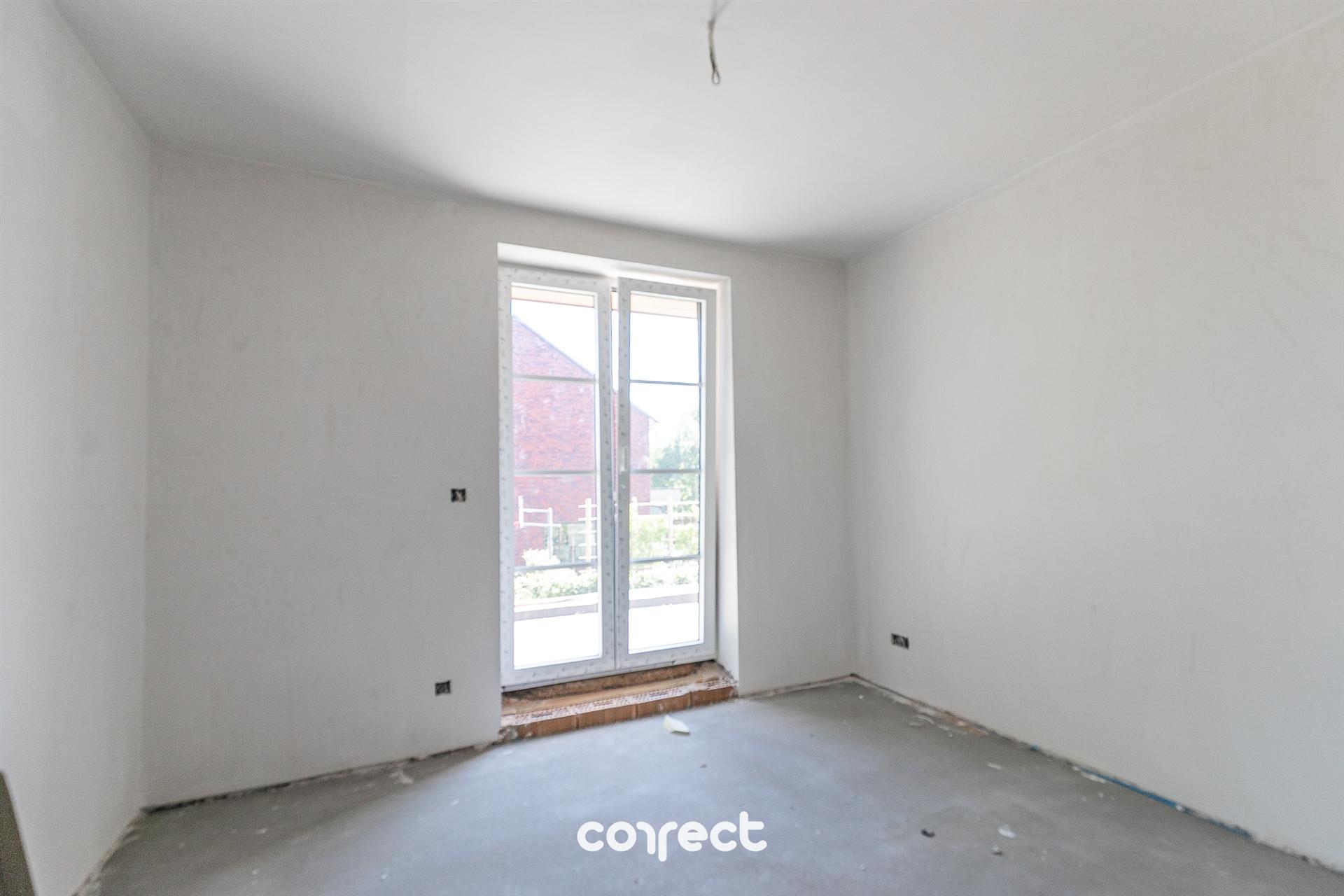 Op een uitzonderlijke locatie te Zedelgem, op wandelafstand van de bruisende dorpskern met winkels, openbaar vervoer en scholen, vinden we het kleinschalig nieuwbouwproject ‘De Gouden Vleugel’ terug. foto 3