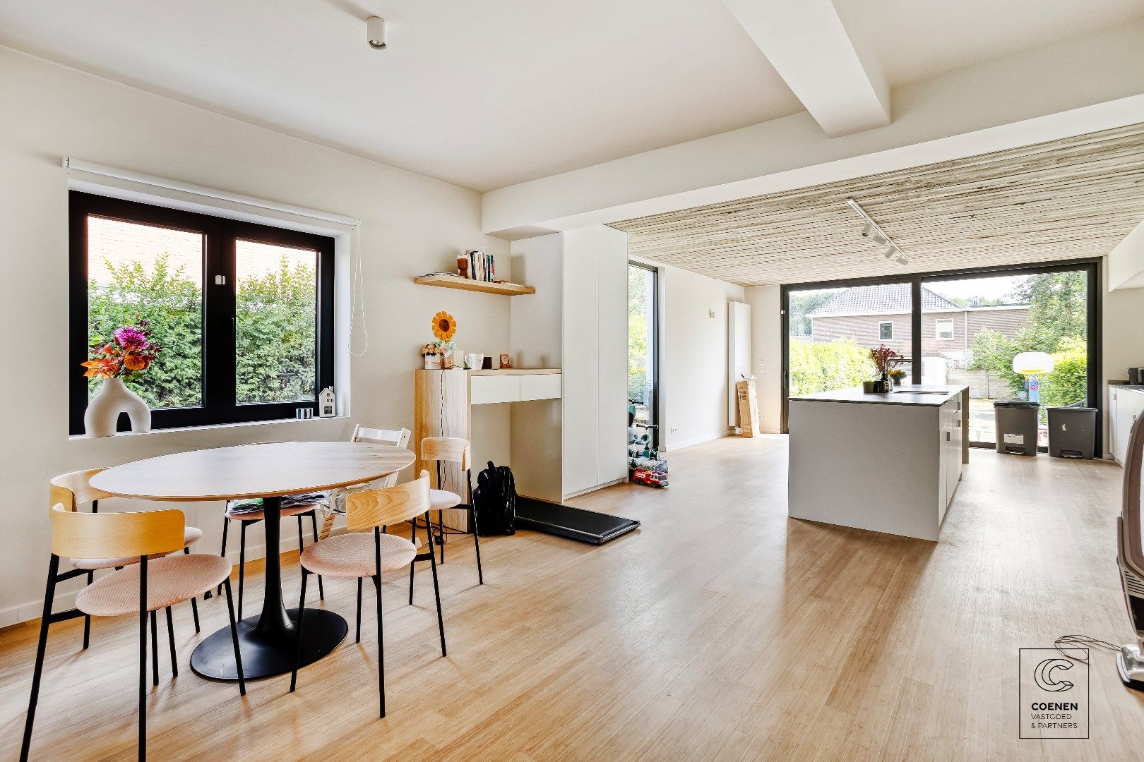 Prachtig volledig gerenoveerde woning met 3 slaapkamers op een TOPlocatie te Schilde! foto 2