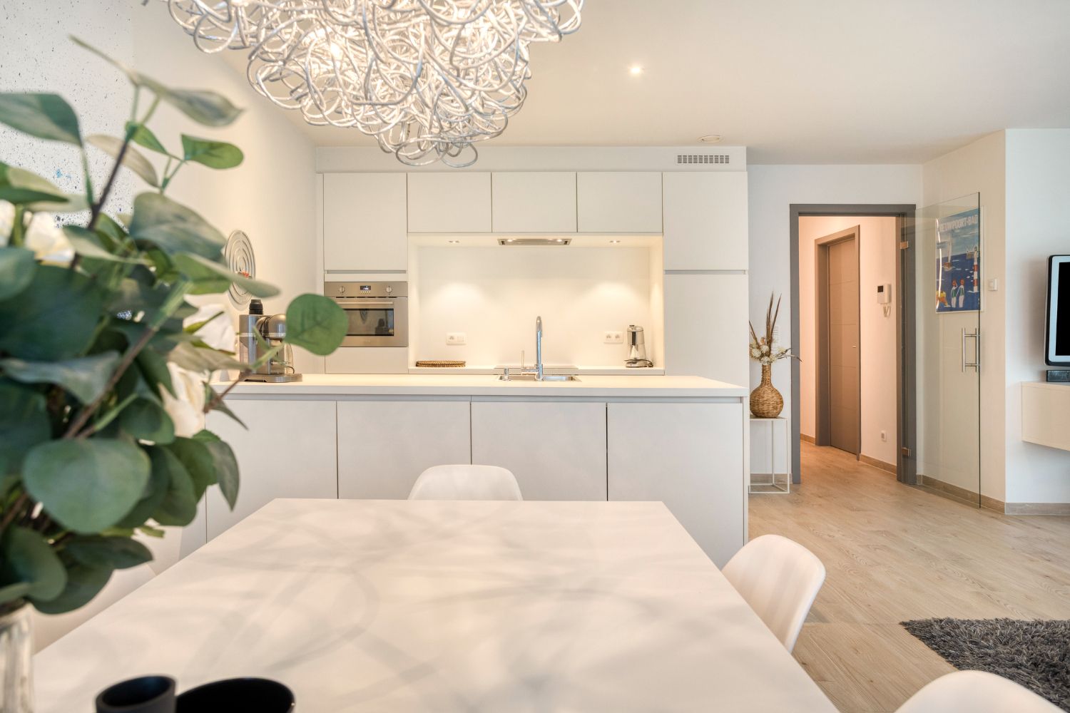 Luxueus afgewerkt appartement met 2 slaapkamers te Nieuwpoort-Stad foto {{pictureIndex}}