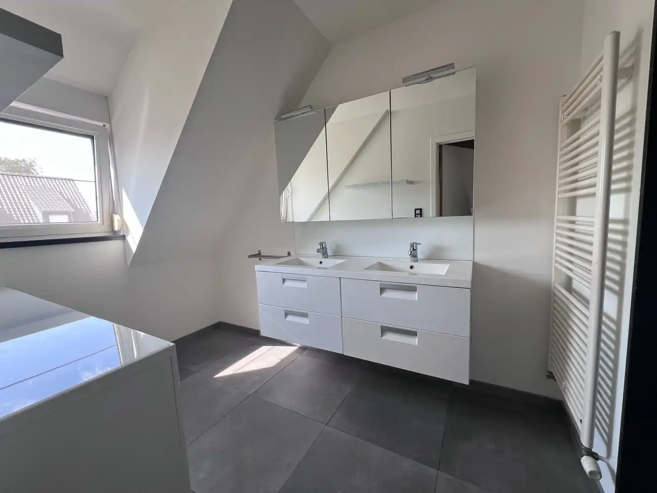 Rustig gelegen instapklare woning met 3 slaapkamers en 2 garages. foto 8