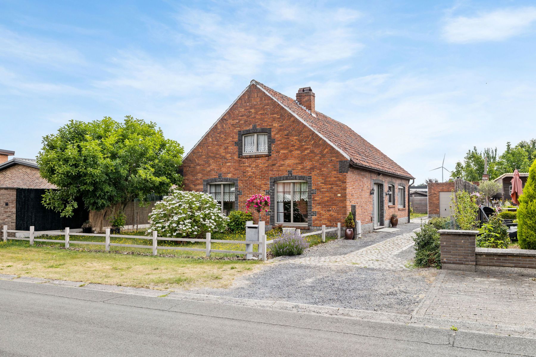 Bungalow met veel potentieel, aangename tuin en garage foto 5