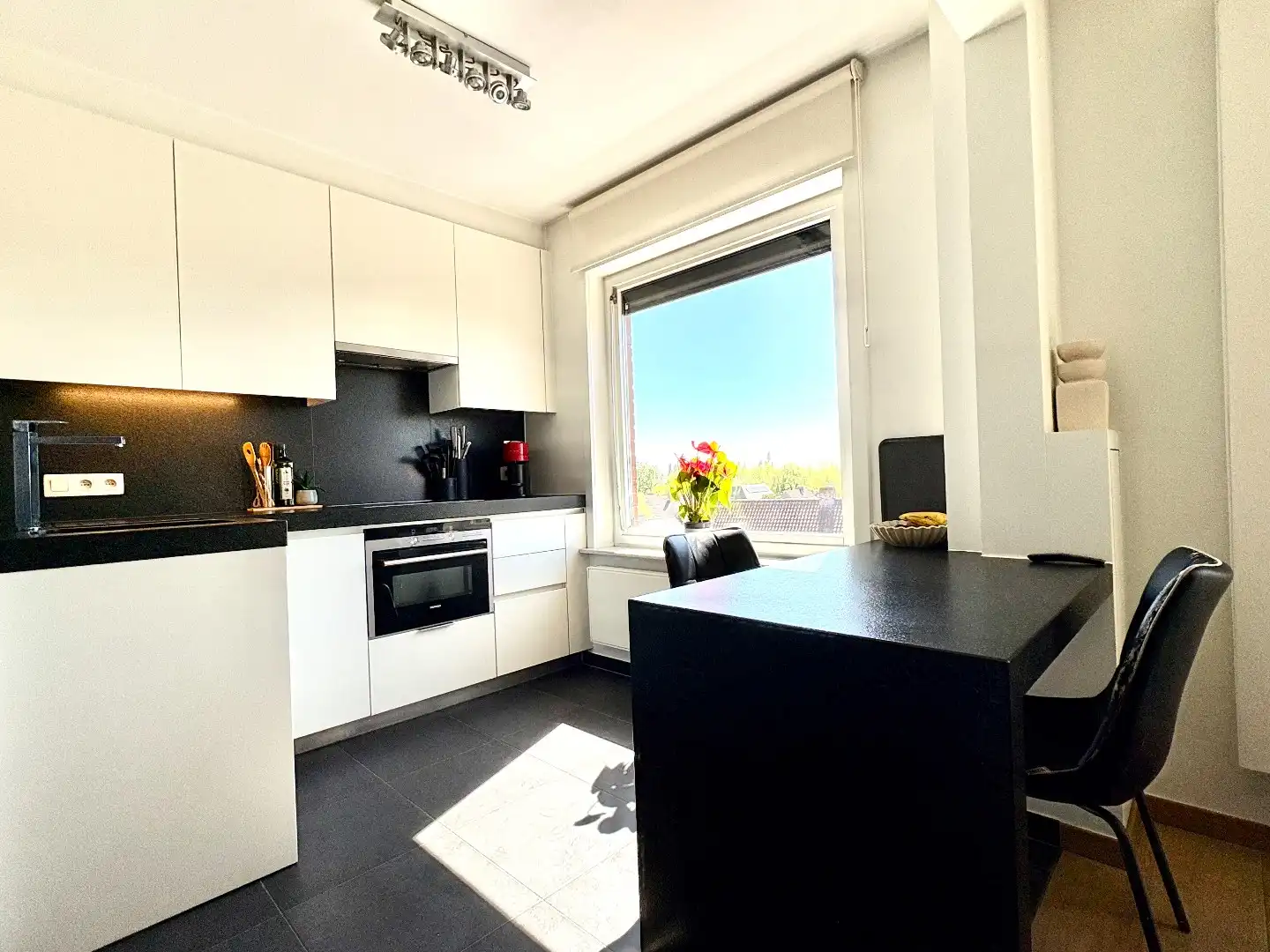 Hedendaags appartement 95m² met garagebox en terras. foto 5
