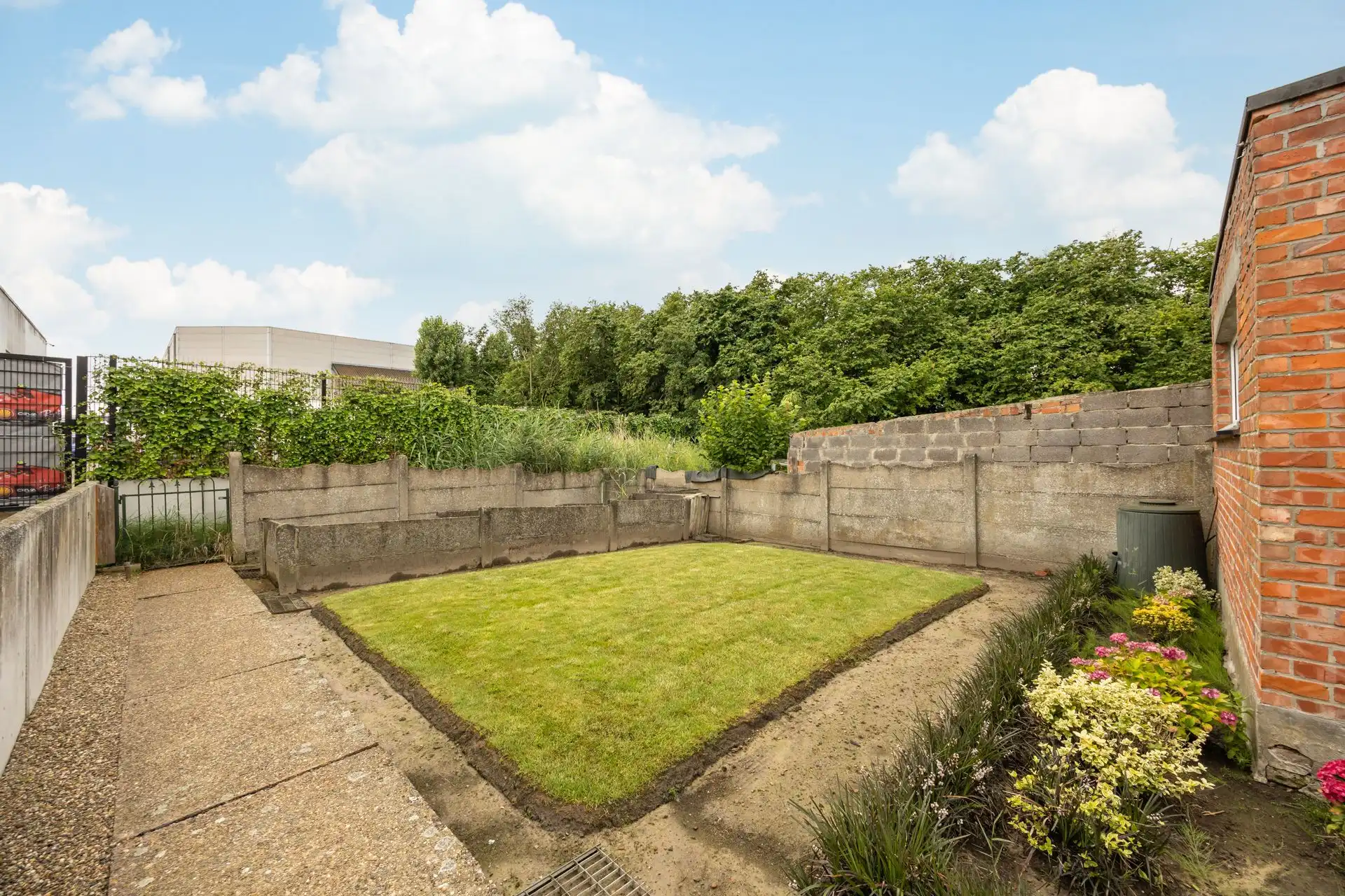 Te renoveren gezinswoning met tuin te Aartselaar! foto 12