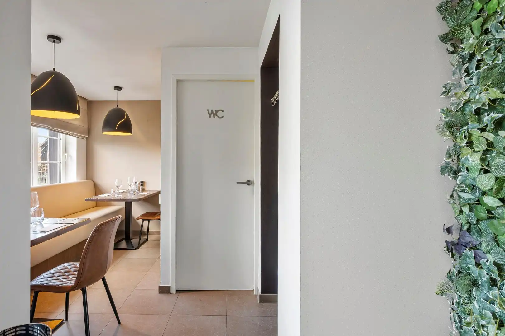 Gebouw waar het gezellige restaurant "De Vondel" is ondergebracht met woonst en voldoende parking op eigen terrein foto 4