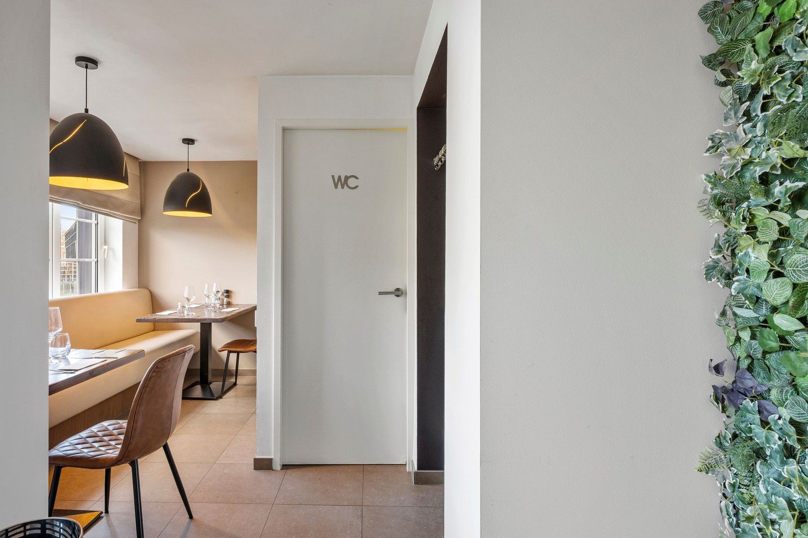 Gebouw waar het gezellige restaurant "De Vondel" is ondergebracht met woonst en voldoende parking op eigen terrein foto 4