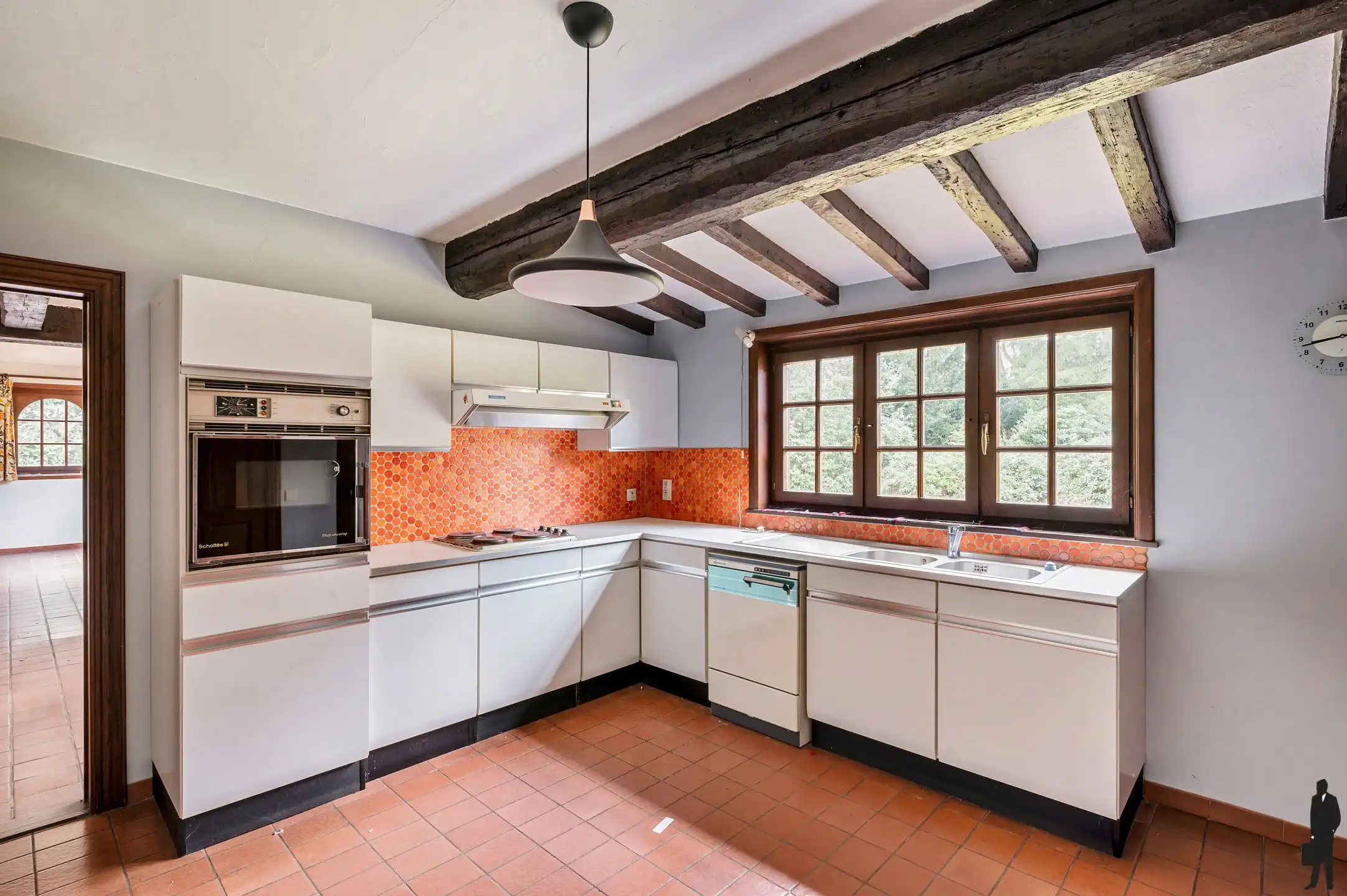 Te renoveren villa, in een bijzonder groene en residentiële omgeving!  foto 12