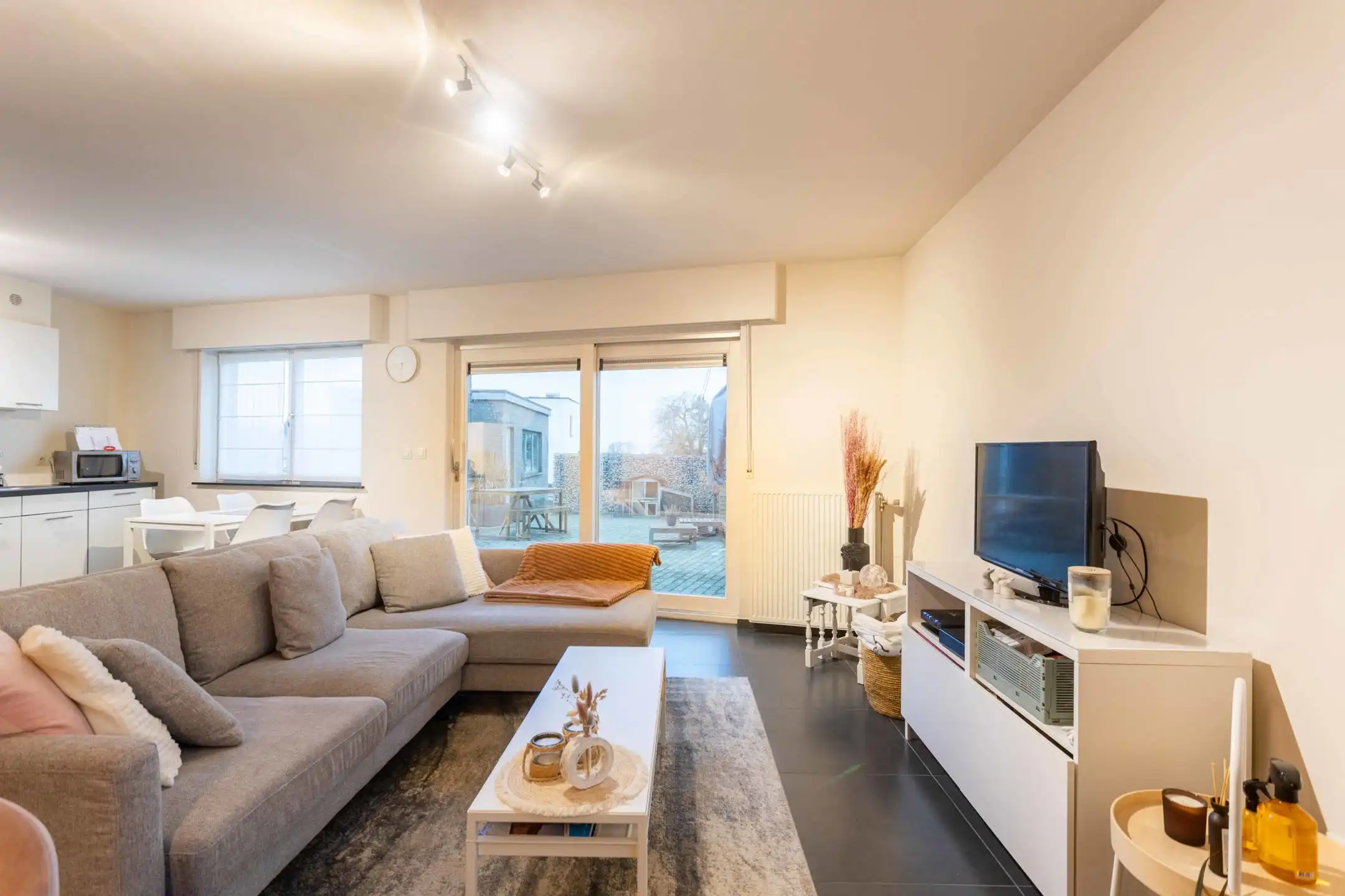 Instapklaar appartement met groot terras en garage foto 4