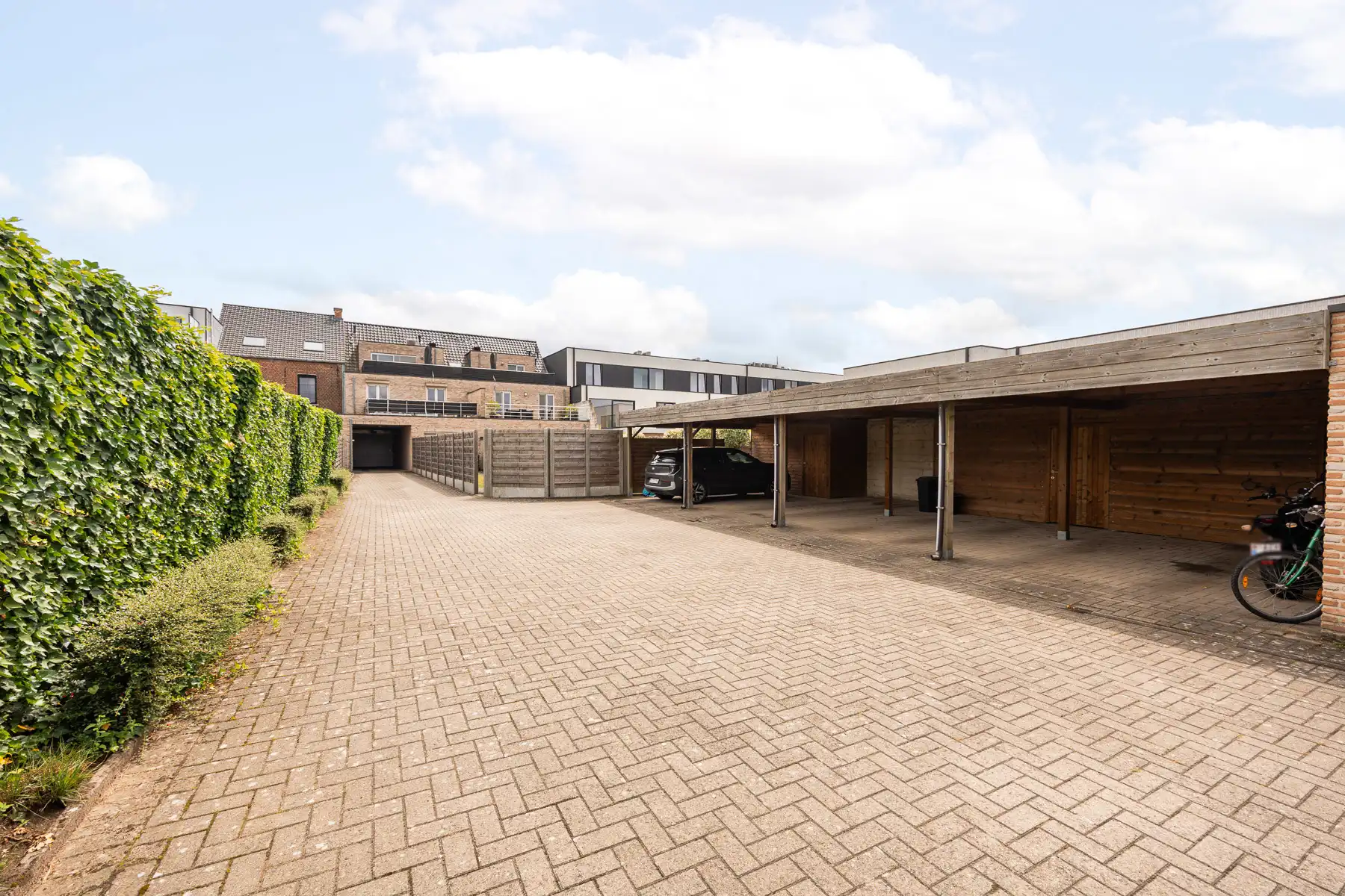 Instapklaar gelijkvloers appartement met tuin en carport foto 18