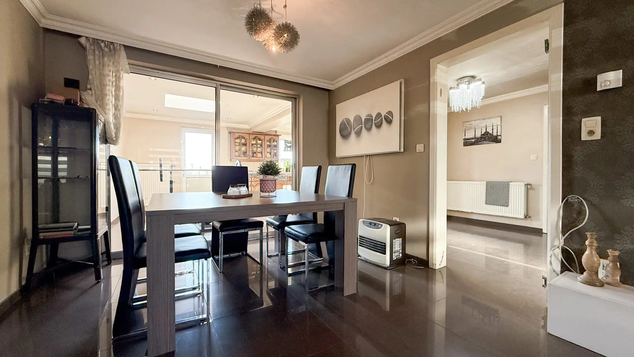 Moderne en gezellige woning met 5 slpkmrs en zonnepanelen! foto 8