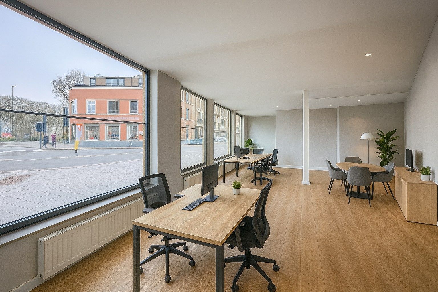 Dit handelspand (97 m²), gelegen aan de kaai van Nieuwpoort-Stad, biedt een veelzijdige opportuniteit foto 3
