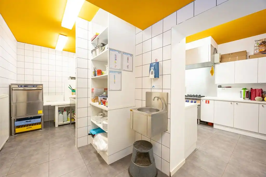 Instapklaar handelspand met woonst en tuin foto 7