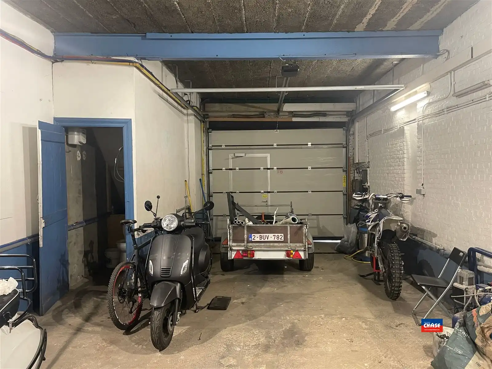 Magazijn / Opslagruimte met automatische sectionale poort foto 4