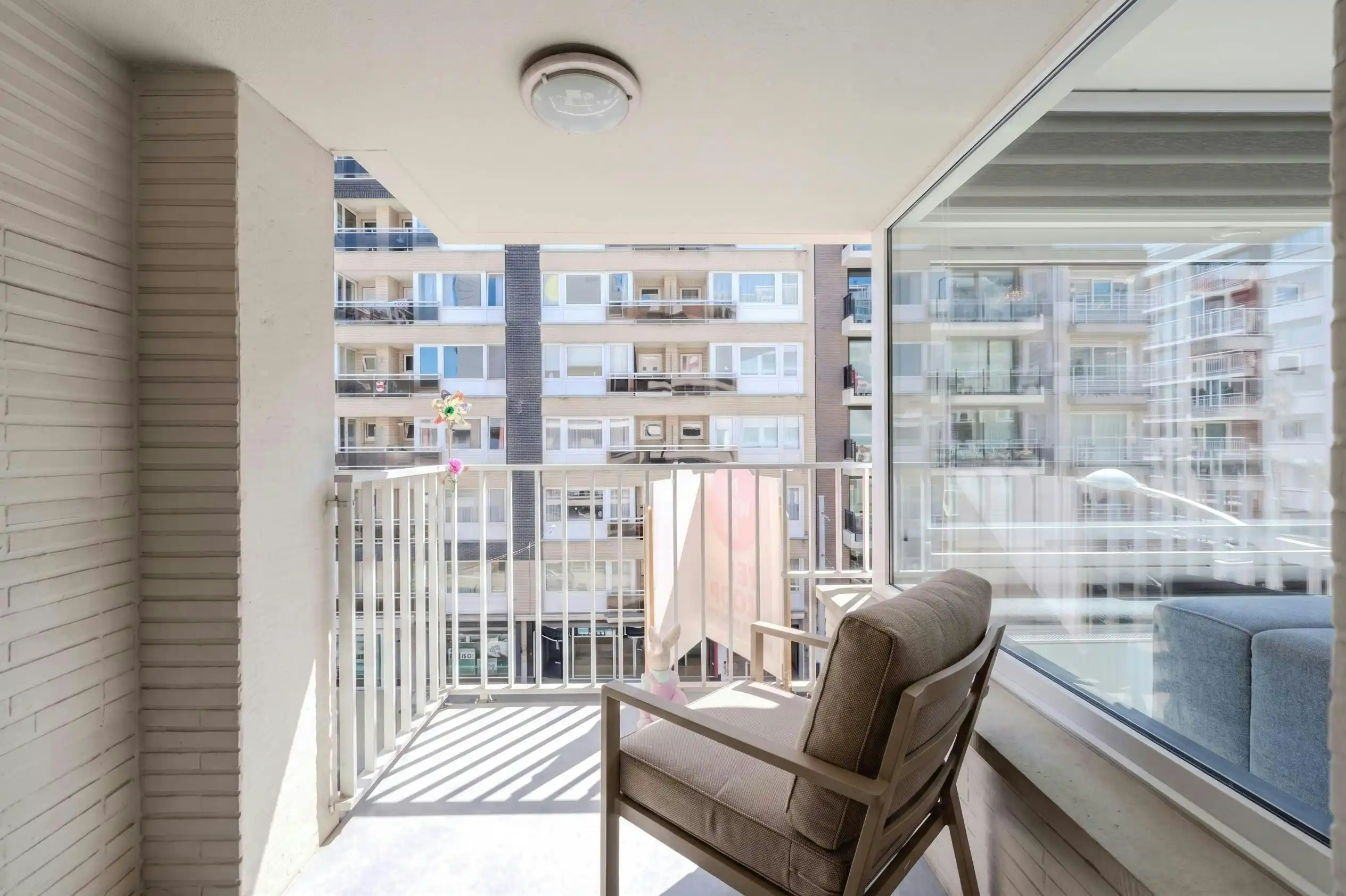 Gerenoveerd 2 slaapkamer appartement op topligging! foto 3