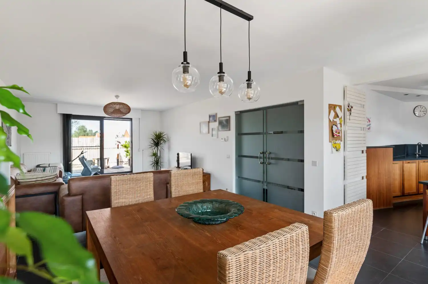 ZEER RUIM APP. MET 4 SLK, 2 BADK., RIANT TERRAS EN PARKING! foto 2