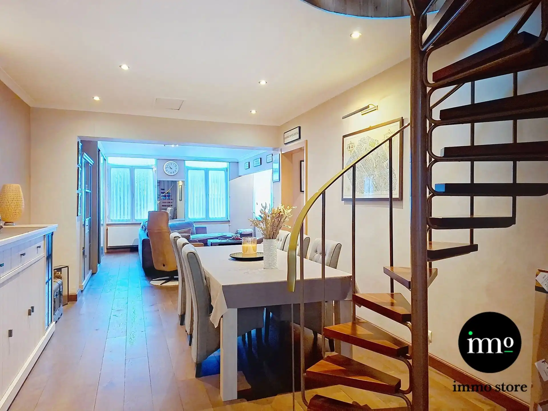 Uitzonderlijk ruime woning met atelier en garage foto 4