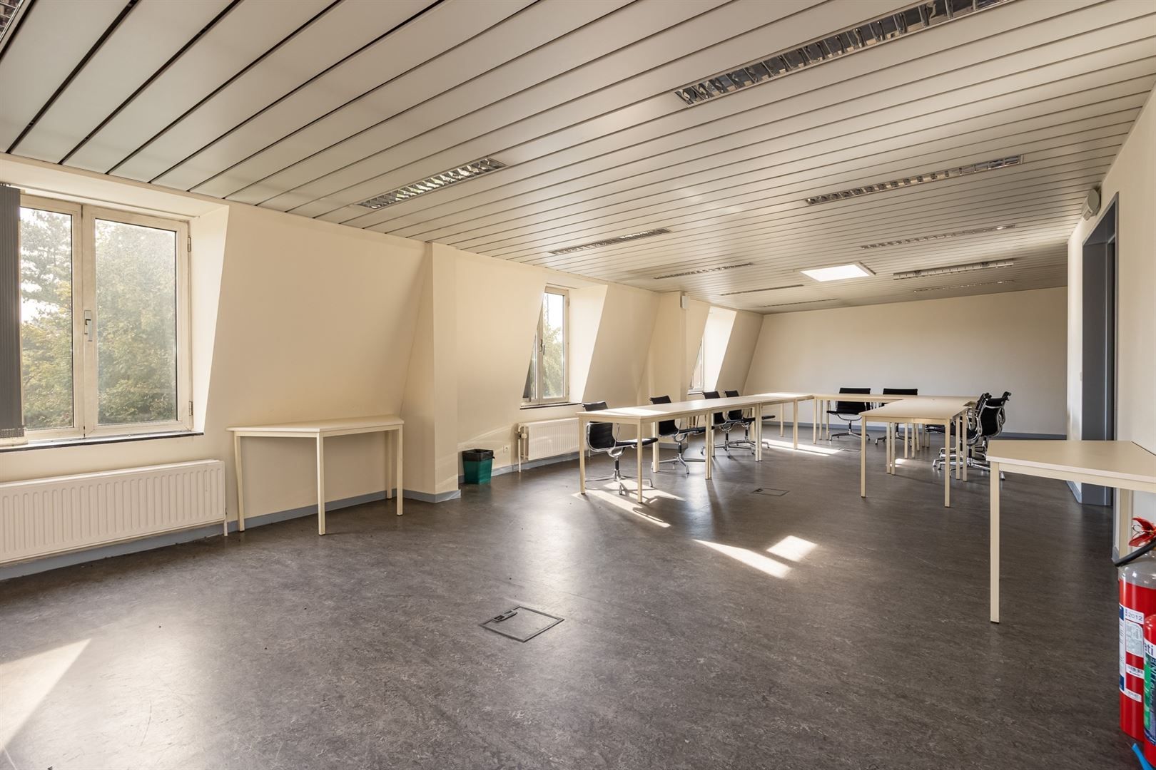 Groot kantoorgebouw op een ideale locatie! foto 14