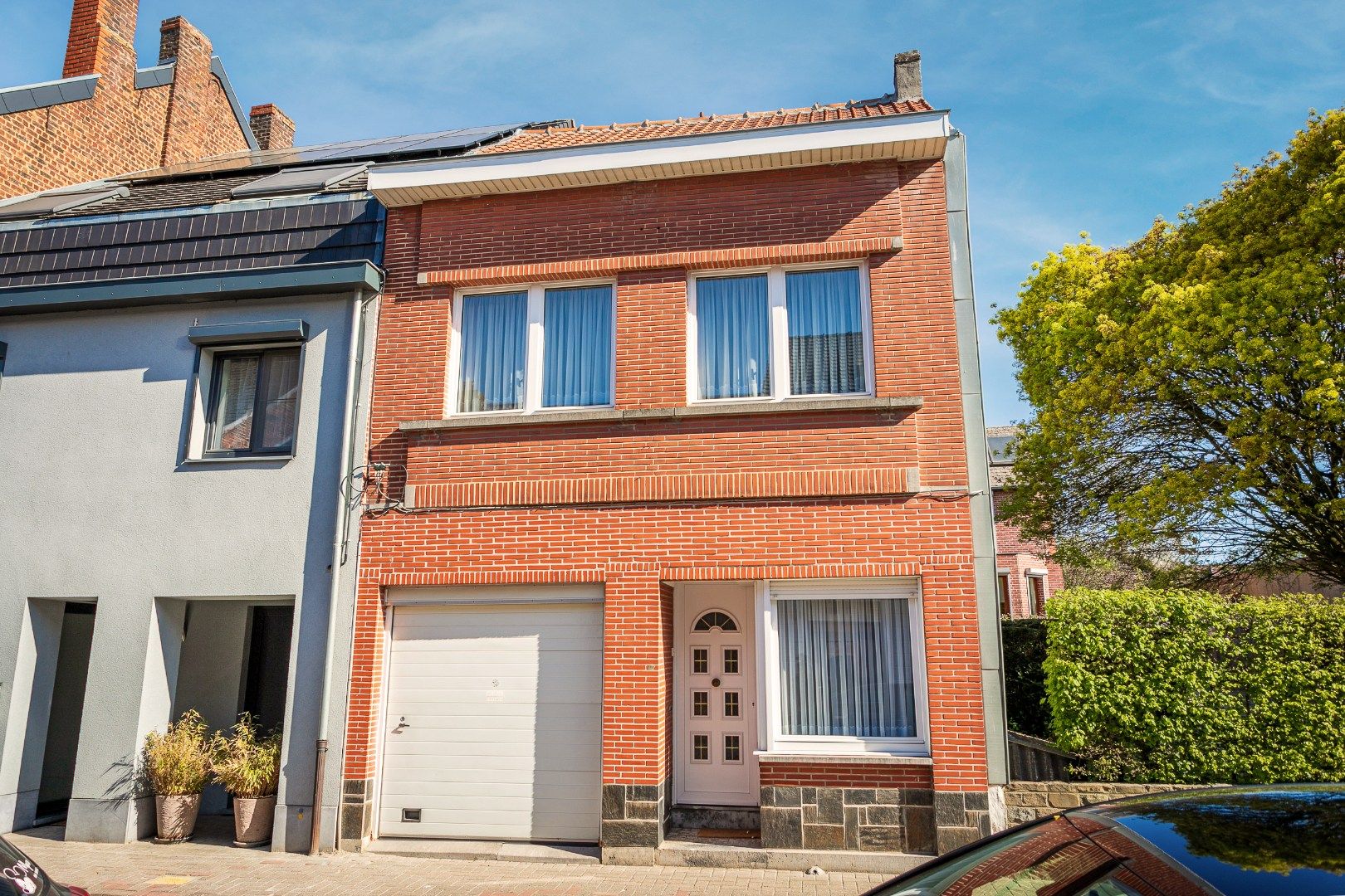 Hoofdfoto van de publicatie: Goed onderhouden woning +-3are, met 2 à 3 slpk, garage en tuin.