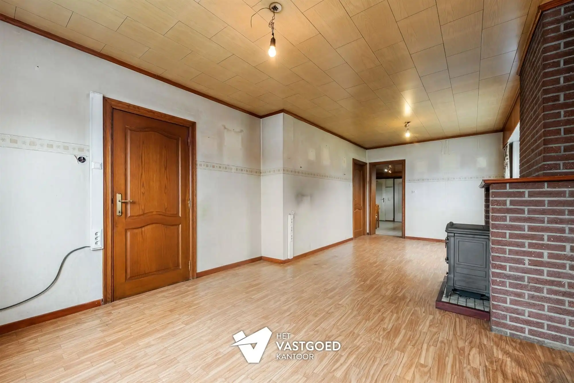 CHARMANTE TE RENOVEREN WONING, RUSTIG GELEGEN OP EEN RUIM PERCEEL VAN 11 ARE. foto 5