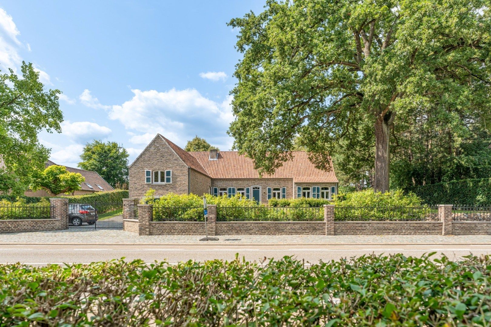 Ruim, karaktervol landhuis met parkachtige tuin op perceel van 16a29ca. foto 3