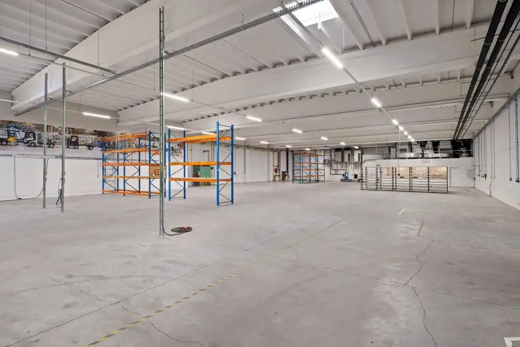 Semi-industrieel bedrijfsgebouw met buitenterrein en optionele all-in kantoren vlak aan de E17 te Deerlijk. foto 5
