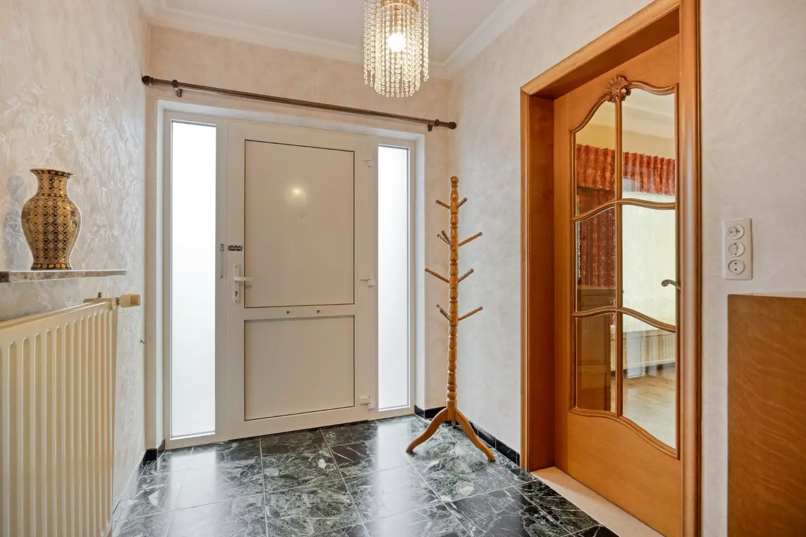 Ruim ingedeelde gelijkvloers woning op een mooi breed perceel van 812 m². foto 2