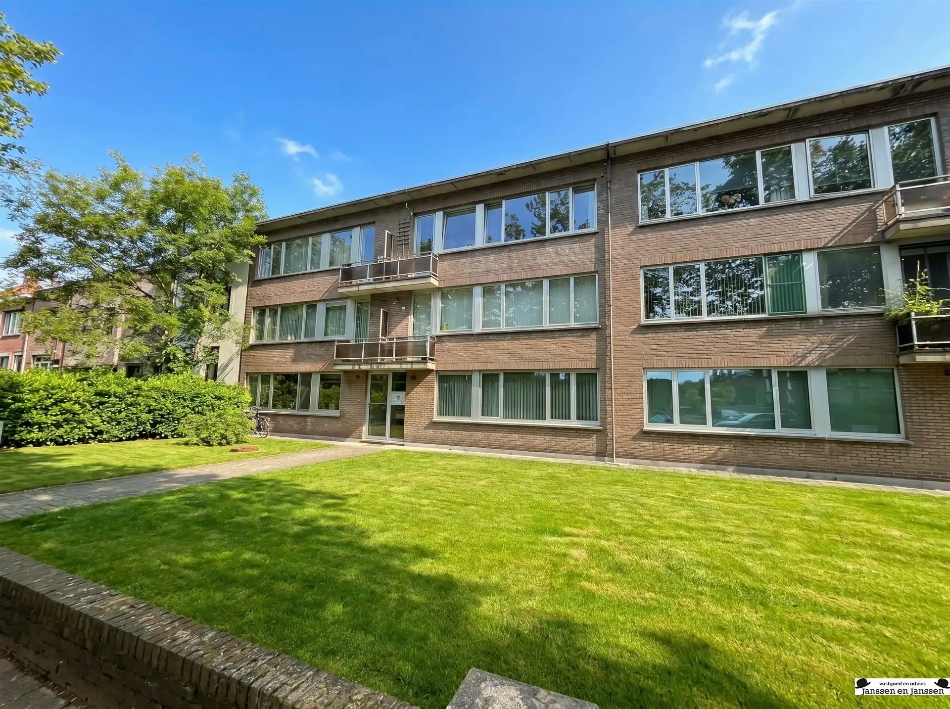 Instapklaar 2-slaapkamerappartement foto {{pictureIndex}}
