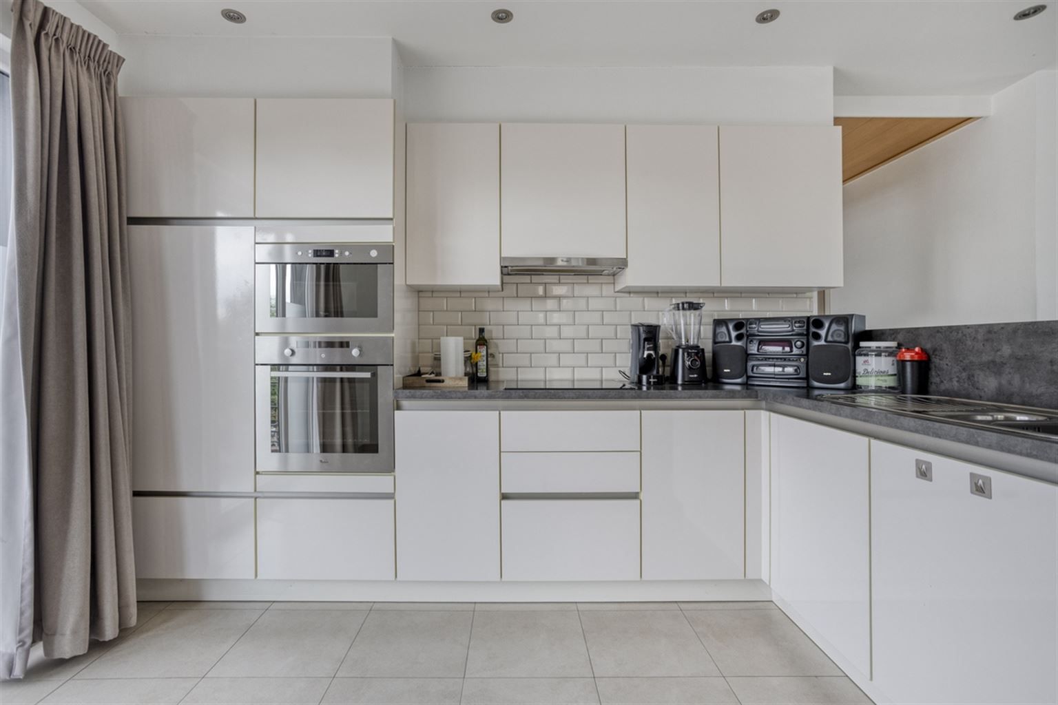 Ruim appartement met gezellig terras en staanplaats, op een toplocatie vlak bij het centrum van Maaseik en op wandelafstand van scholen en voorzieningen. foto 5