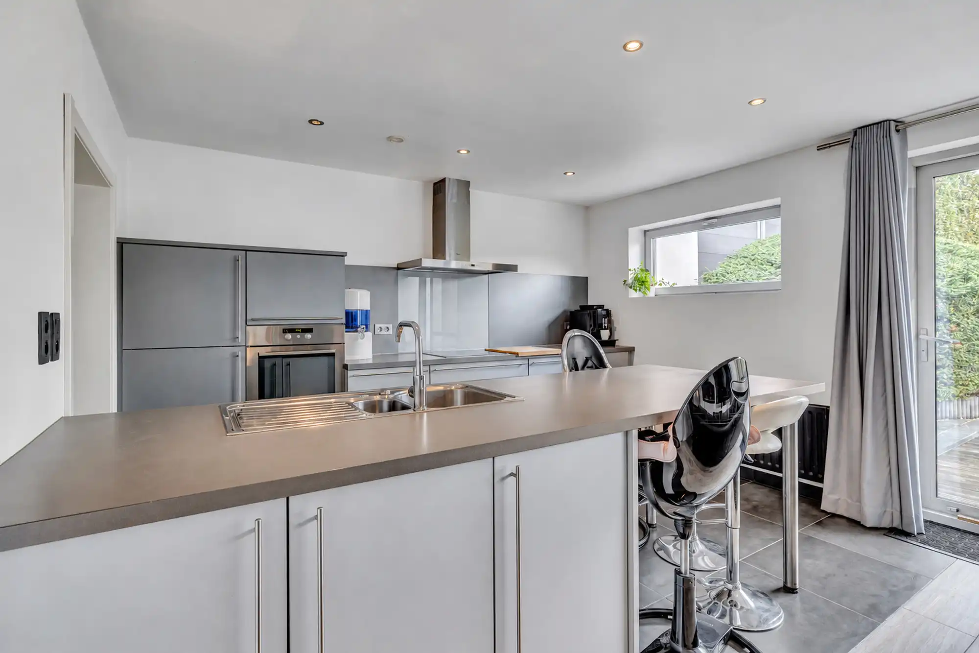 Ruime gerenoveerde gezinswoning met 4 slpks en garage foto 10
