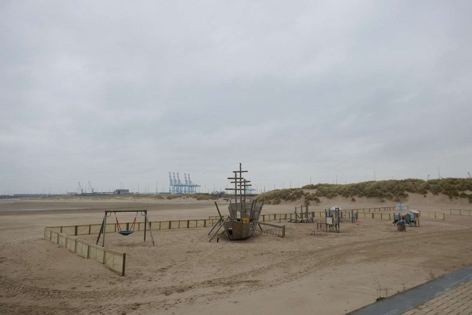 Goed gelegen appartement met staanplaats, berging en open zichten, net om de hoek van de zeedijk te Zeebrugge. foto 11