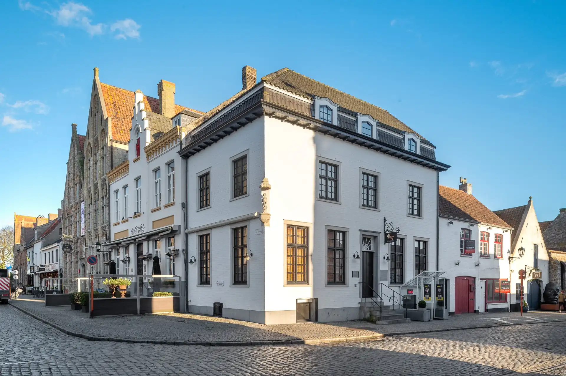 Historisch, uitzonderlijke woning met ongekend potentieel te Damme foto {{pictureIndex}}