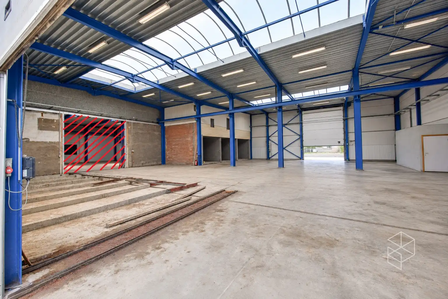 Grote loods met burelen, 3 garages, ruime buitenruimte en woning te koop in Hertsberge foto 5
