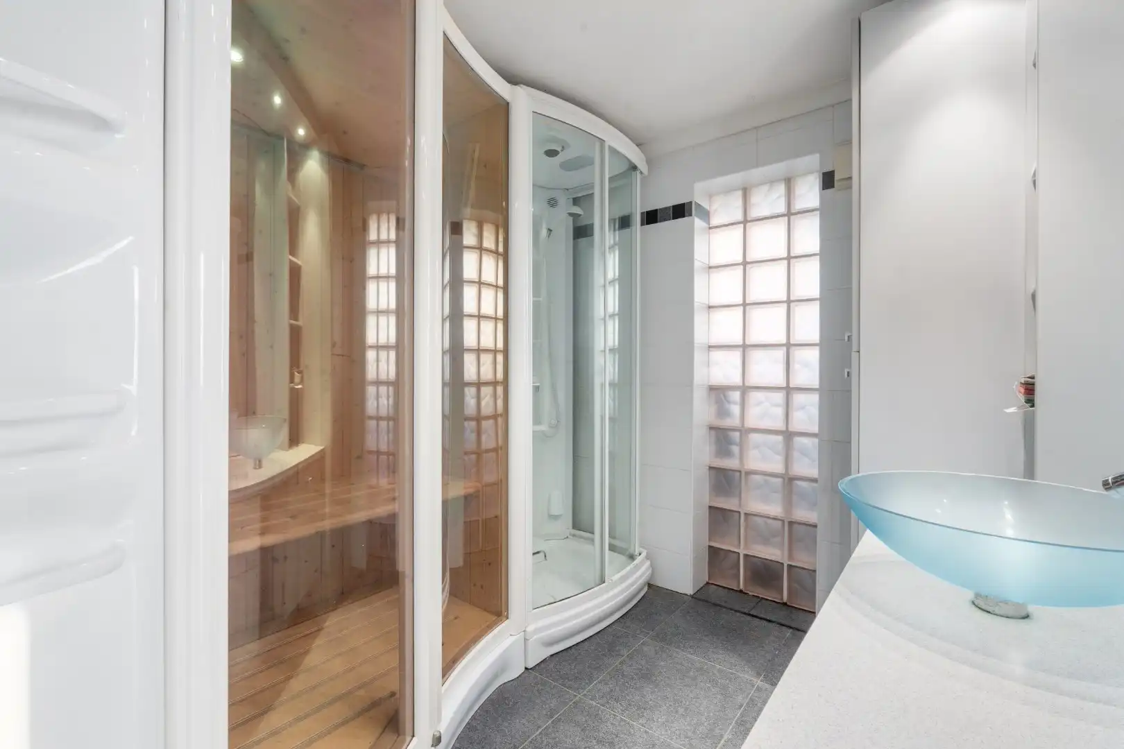 Charmante rijwoning met zonnig terras, wellnessruimte en garagebox in de Vicognewijk foto 22